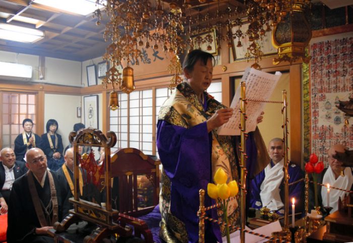 ngôi chùa này vẫn tổ chức các nghi lễ như tất cả các ngôi chùa tại Nhật